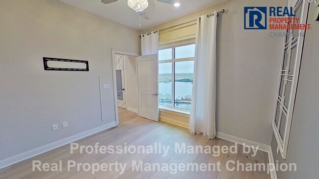 Building Photo - Luxury Condo in Heart of Wilmington with Water Views