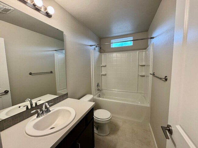 Building Photo - Village Crest Townhome!!!