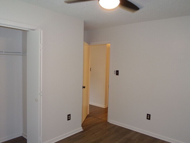 Building Photo - 127 Village Ct