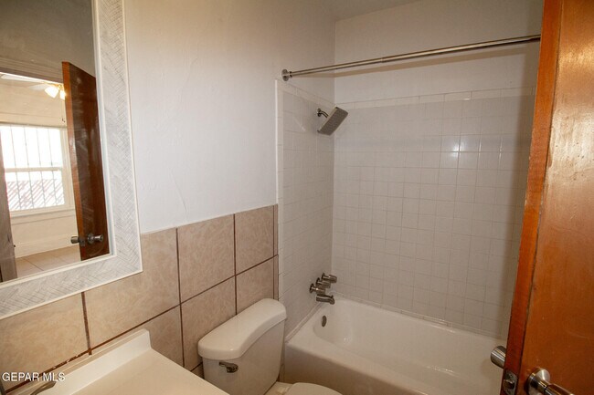 Building Photo - 3510 Porter Ave