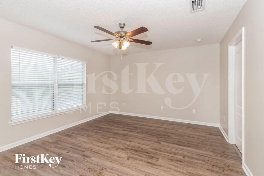 Building Photo - 6869 Southern Oaks Dr W