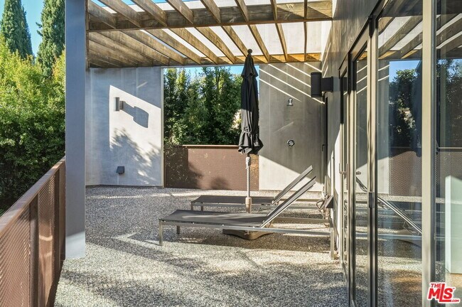 Building Photo - 1849 Fox Hills Dr