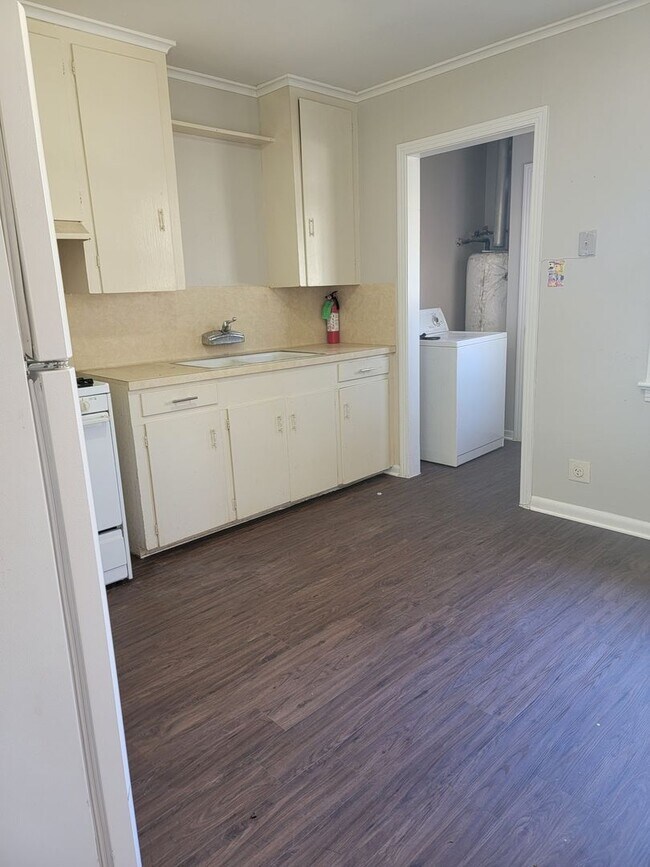 Building Photo - 144-146e