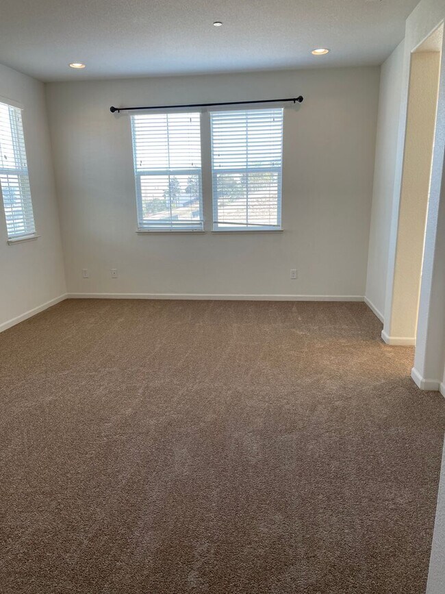 Building Photo - 606 Falling Star Dr