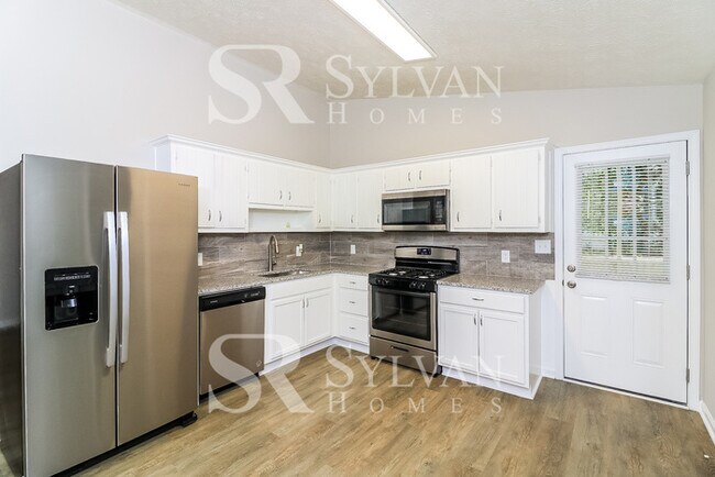 Building Photo - Enjoy the good life in this 3 BR, 2 BA ran...