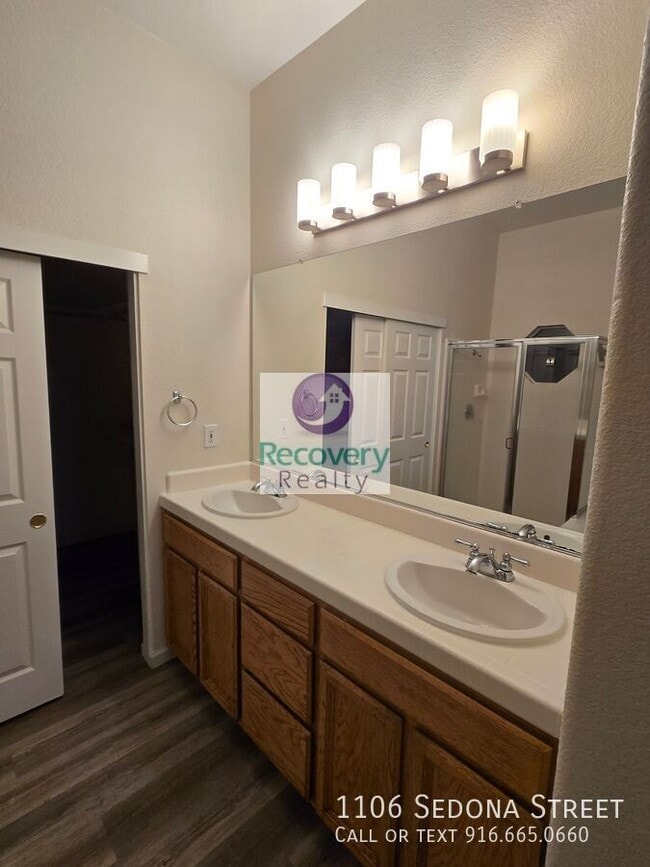 Building Photo - 1106 Sedona St