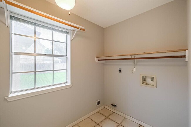 Building Photo - 10218 Hedge Way Dr
