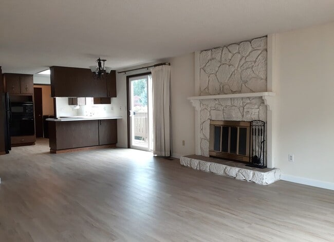 Building Photo - University Place Gem! 2 bedroom with Fireplace!