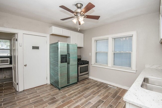 Building Photo - Updated 4-Bed Single Family Home with Clas...