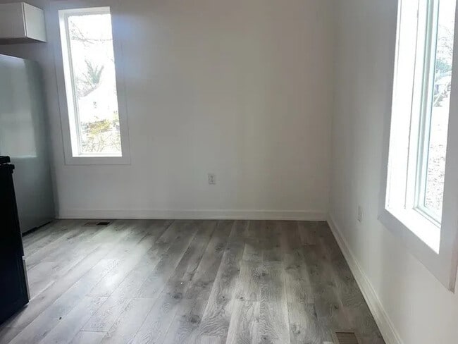 Building Photo - 3 Bedroom 2 Bathroom