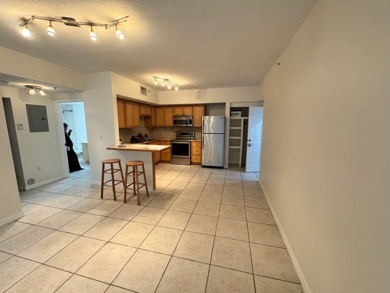 Building Photo - 2630 SW 28th St