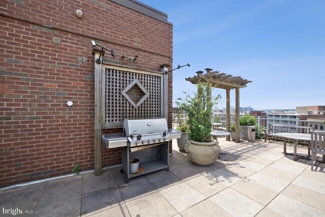 Building Photo - 1301 20th St NW