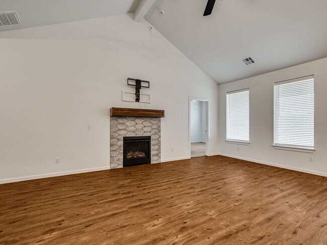 Building Photo - 4 Bedroom + Yukon Schools