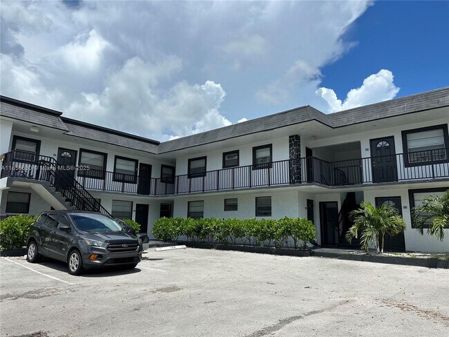 Building Photo - 5661 SW 36th Ct