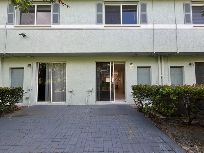 Building Photo - 1932 Alamanda Way