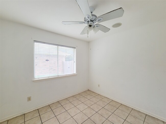 Building Photo - 16006 Hiram Clarke Rd