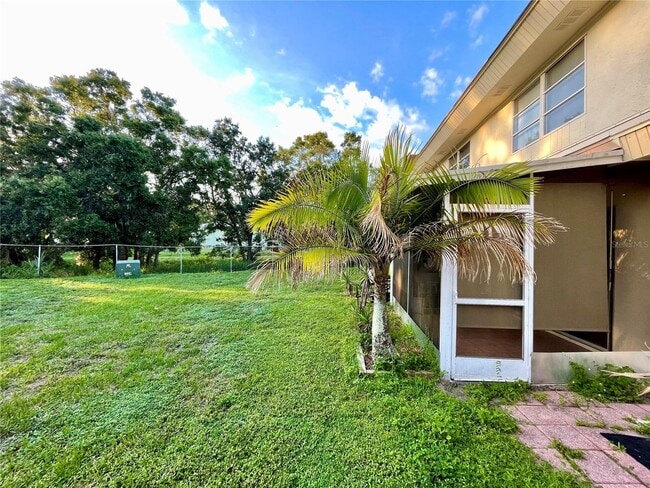 Building Photo - 4/2.5 Condo with beautifully updated kitchen, in Sarasota, location is Ideal!!