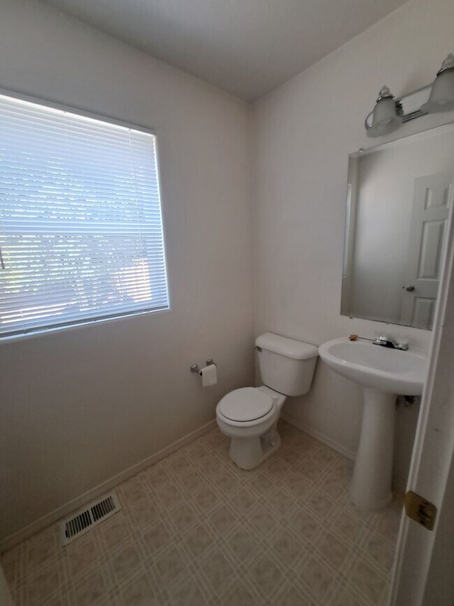 Building Photo - Beautiful Bright 3 bedroom - A/C  - Move i...