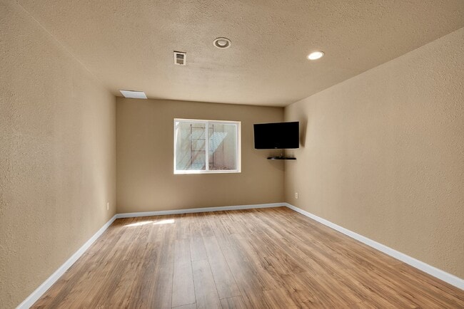 Building Photo - $2,800.00- 3-bed, 3.5 bath Townhome with Finished Basement and Fireplace in Broomfield!