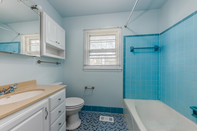 Building Photo - 1009 Park Dr