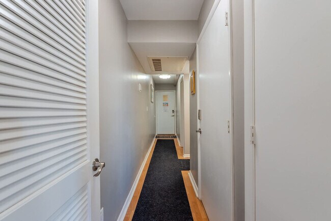 Building Photo - 4 N Forest Beach Dr