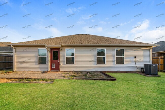Building Photo - 734 W Lola Dr