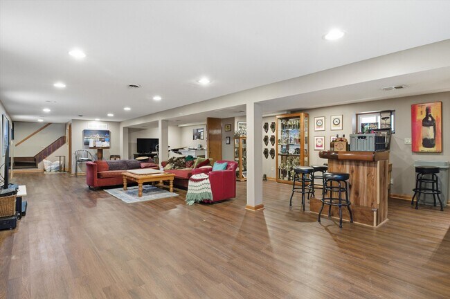 Building Photo - 5363 N Mont Clare Ave