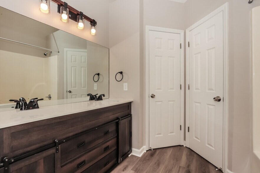 Building Photo - 1918 Pecan Ridge Dr