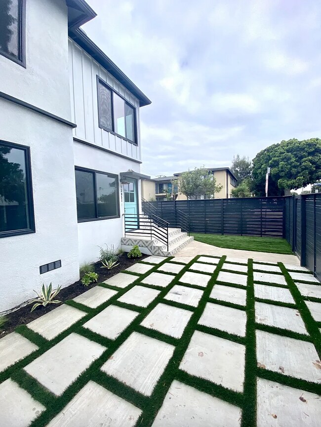 Building Photo - 13053 Venice Blvd