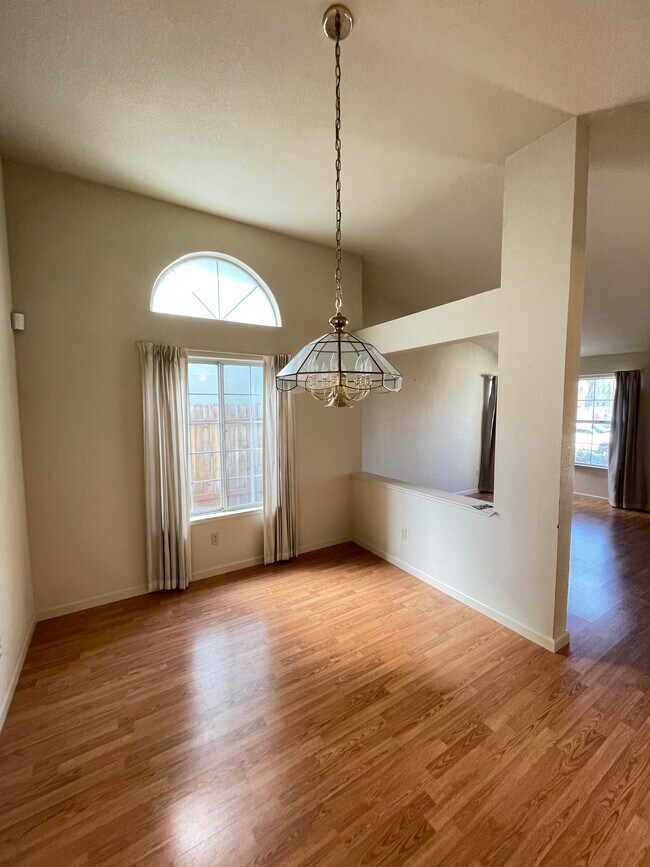 Building Photo - 1415 New England Dr