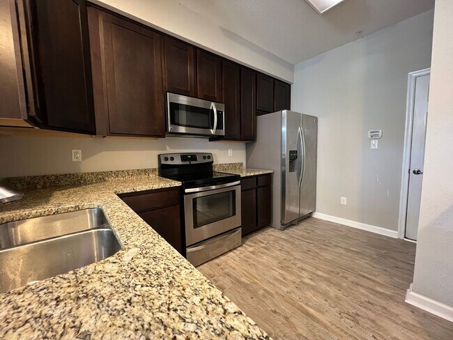 Building Photo - Welcome home - Trilevel H20 Townhome!