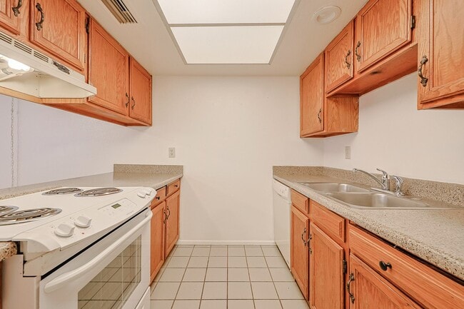 Building Photo - Value priced in North Phoenix!