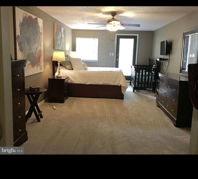 Building Photo - 1040 Deer Ridge Dr