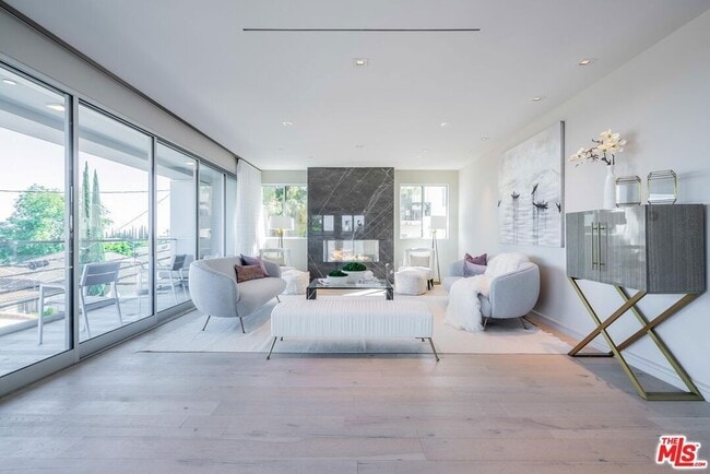 Building Photo - 2391 Roscomare Rd