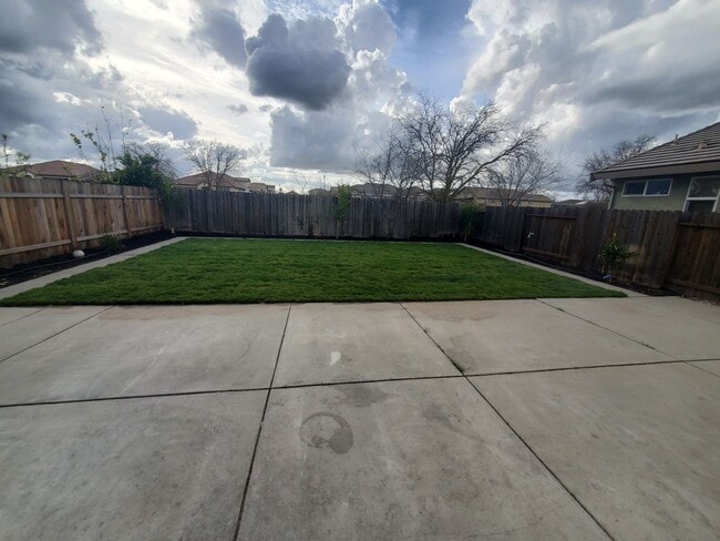 Building Photo - 4 Bedroom home in Elk Grove