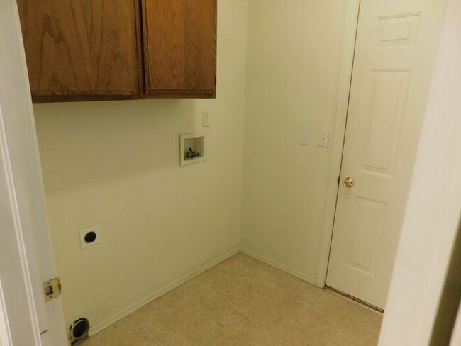 Building Photo - 3 bedroom home with fenced yard and garage...