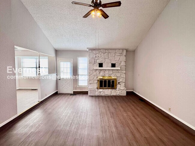 Building Photo - 3 Bed, 2 Bath Home with Garage / Pet-Friendly / Available Now!