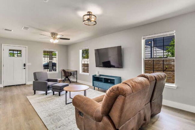 Building Photo - Charming 3-Bedroom, 2-Bath Home Near Downtown Pensacola