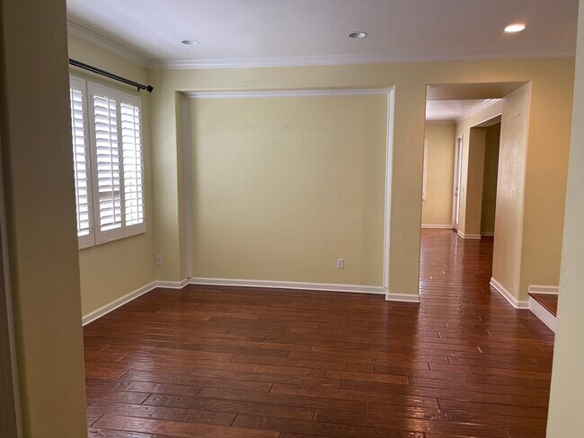 Dining - 27900 Alta Vista Ave