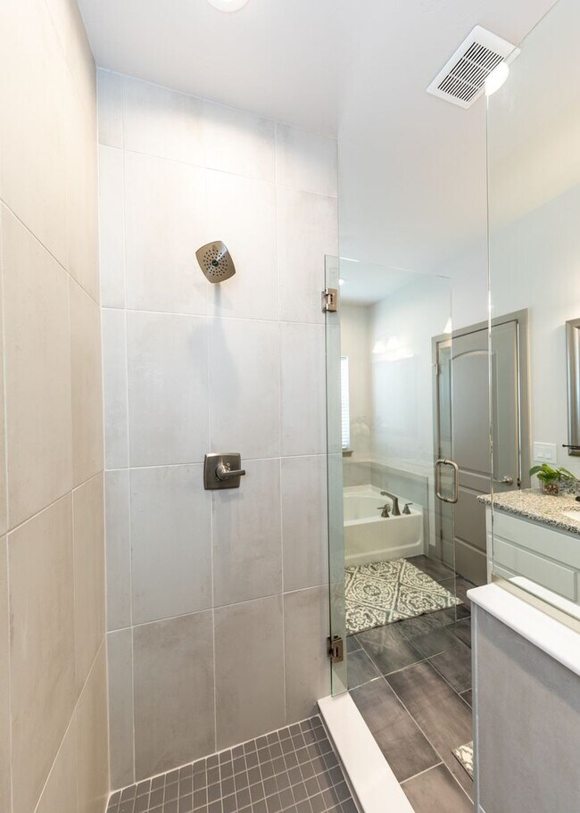 Building Photo - 2 Bedroom Luxury townhome