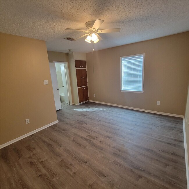 Building Photo - 802 Avenue K Ave