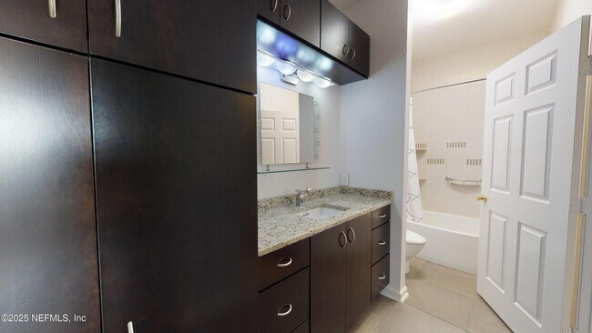 Building Photo - 7990 Baymeadows Cir E