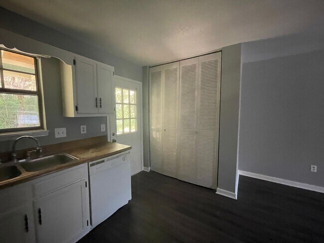 Building Photo - Spacious 2-Story End-Unit Townhome in Prim...