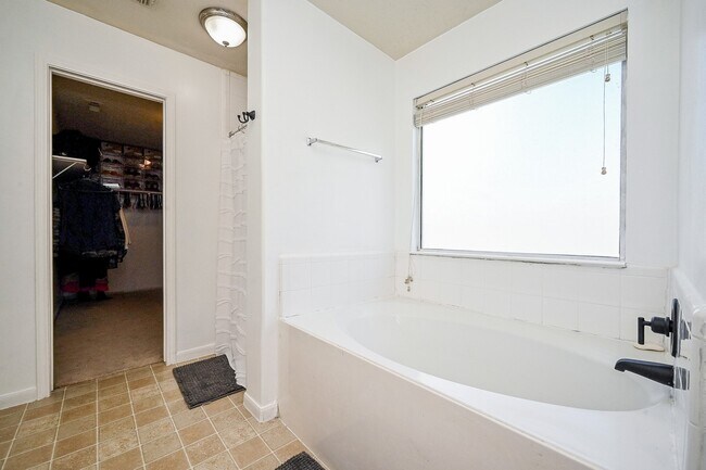 Building Photo - 2534 Halstead Dr