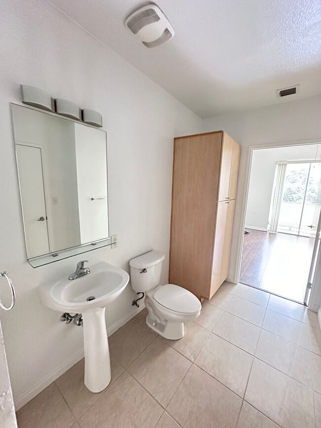 Building Photo - Modern Downtown Long Beach Condo with Ocea...