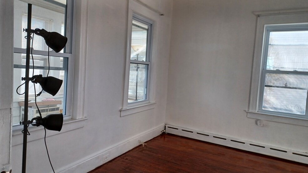 Building Photo - 33 Center St