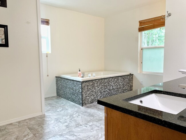 Building Photo - Remodeled Maple Woods Beauty
