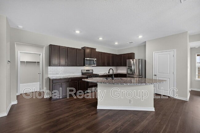 Building Photo - 515 Diamond Shls