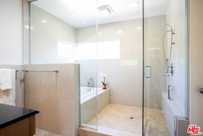 Building Photo - 907 Las Pulgas Rd