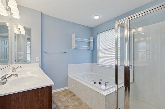 Building Photo - Newly Renovated 3 Bed 2.5 Bath Townhome in...